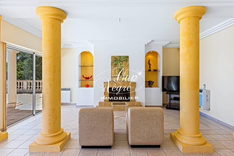 VILLA D'EXCEPTION VUE MER 5 CHAMBRES À VENDRE À MANDELIEU LA NAPOULE