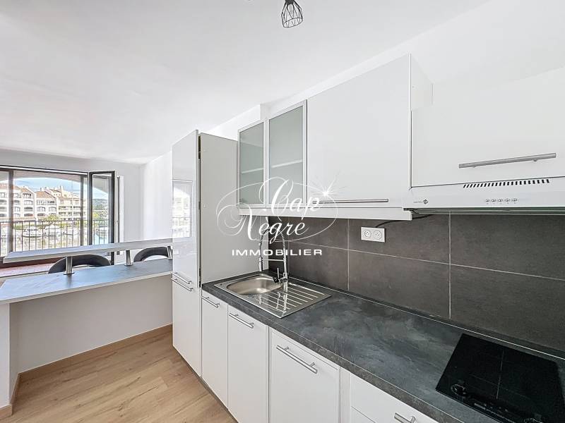 APPARTEMENT RÉNOVÉ VUE MER ET VUE PORT À VENDRE PROCHE PLAGE ET SAINT TROPEZ AUX MARINES DE COGOLIN