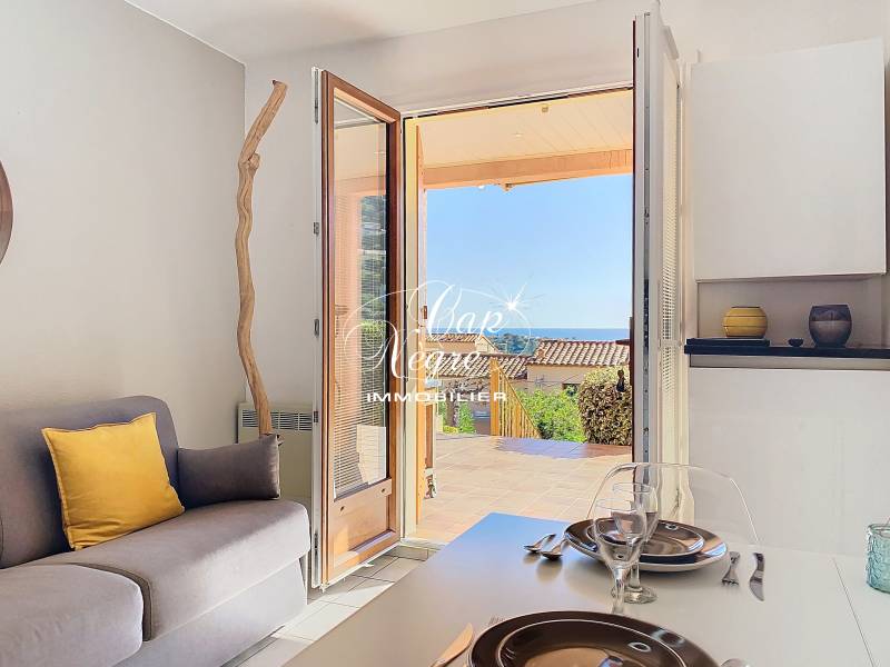 MAZET T2 À VENDRE VUE MER PANORAMIQUE REFAIT À NEUF À CAVALAIRE SUR MER