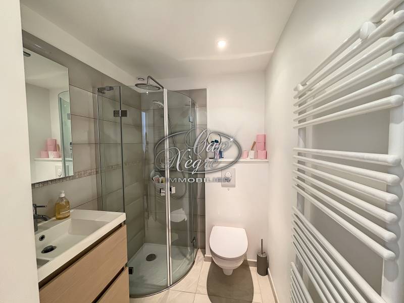 VENDU PAR CAP NÈGRE IMMOBILIER - EXCLUSIVITÉ AIGUEBELLE - SUPERBE APPARTEMENT AVEC TERRASSE VUE MER