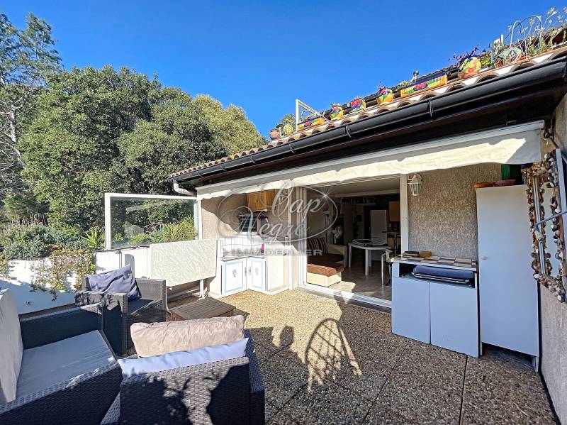 RESIDENCE AVEC PISCINE T2 REFAIT ET CLIMATISE AVEC TERRASSE ET JARDINET