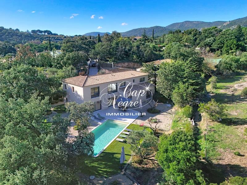 VILLA NEUVE AVEC PISCINE ET GRAND TERRAIN AVEC COLLINES À VENDRE AU PLAN DE LA TOUR FRAIS DE NOTAIRE RÉDUITS - GOLFE DE SAINT TROPEZ
