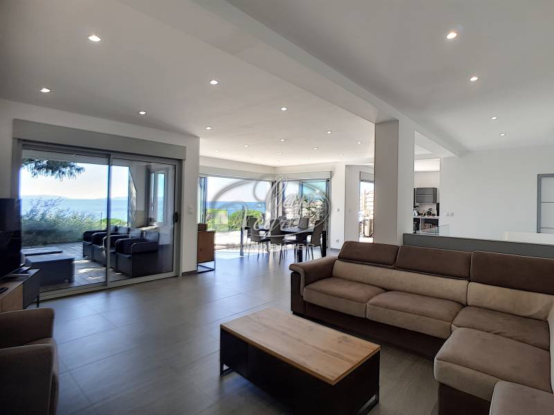 SOUS OFFRE - MAGNIFIQUE PROPRIETE VUE ET PROCHE MER AVEC PISCINE - CAVALIERE