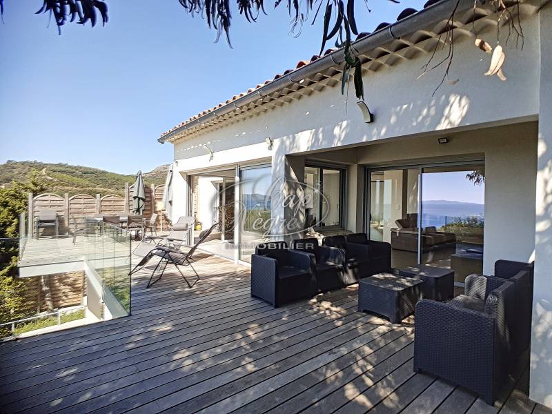 SOUS OFFRE - MAGNIFIQUE PROPRIETE VUE ET PROCHE MER AVEC PISCINE - CAVALIERE