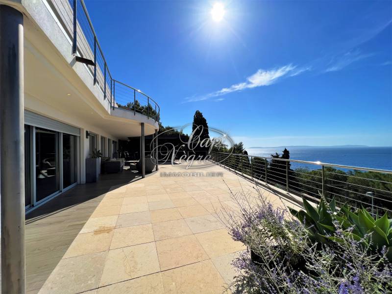 PROPRIETE CONTEMPORAINE AVEC VUE PANORAMIQUE  A AIGUEBELLE VUE MER