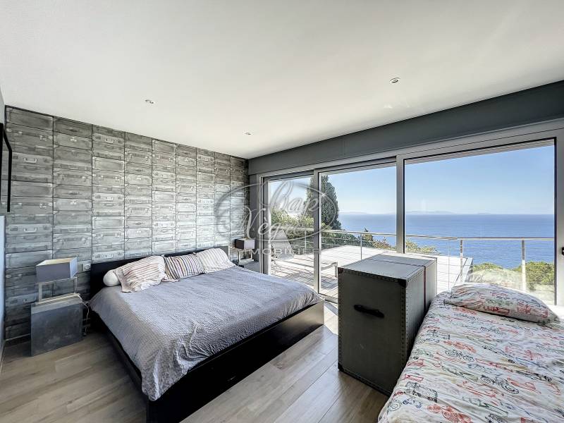 PROPRIETE CONTEMPORAINE AIGUEBELLE VUE MER