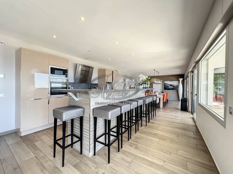 PROPRIETE CONTEMPORAINE AVEC VUE PANORAMIQUE  A AIGUEBELLE VUE MER