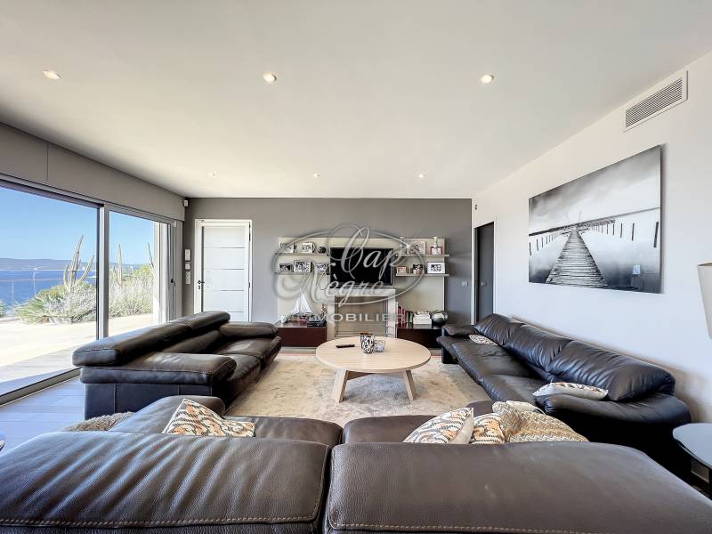 PROPRIETE CONTEMPORAINE AVEC VUE PANORAMIQUE  A AIGUEBELLE VUE MER