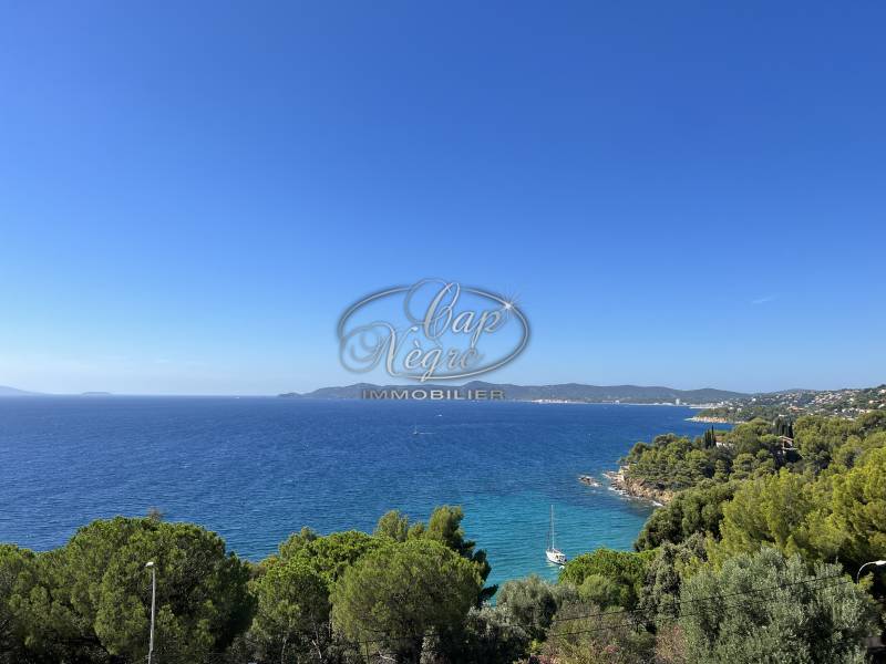 je cherche une villa au lavandou avec vue mer et piscine