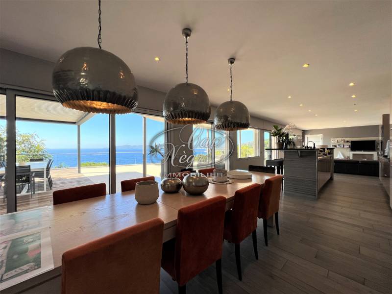 PROPRIETE CONTEMPORAINE AIGUEBELLE VUE MER