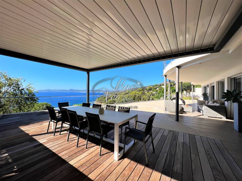 PROPRIETE CONTEMPORAINE AVEC VUE PANORAMIQUE  A AIGUEBELLE VUE MER