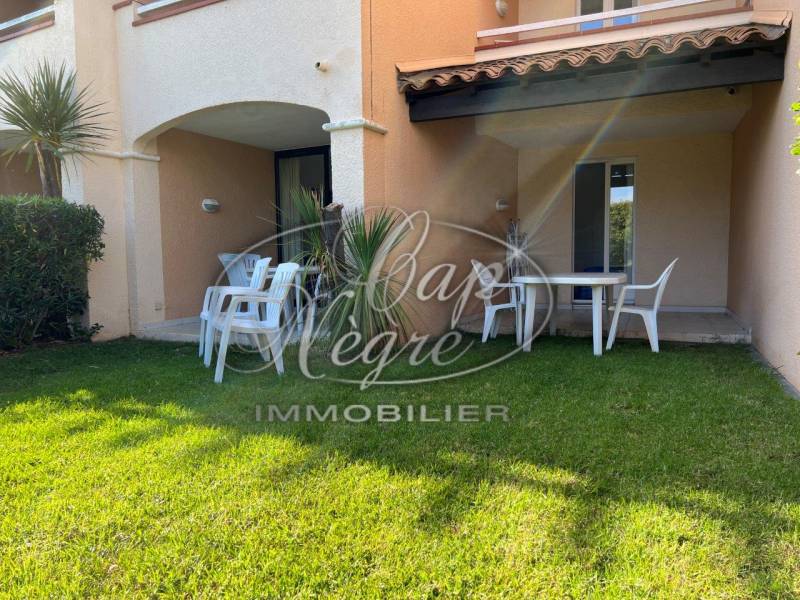 T2 cabine parfaitement entretenu bénéficiant de 2 terrasses dans une résidence privée pied dans l'eau Pramousquier Le Lavandou