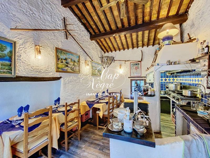 RESTAURANT À VENDRE AVEC TERRASSES AU COEUR DU VILLAGE DE RAMATUELLE