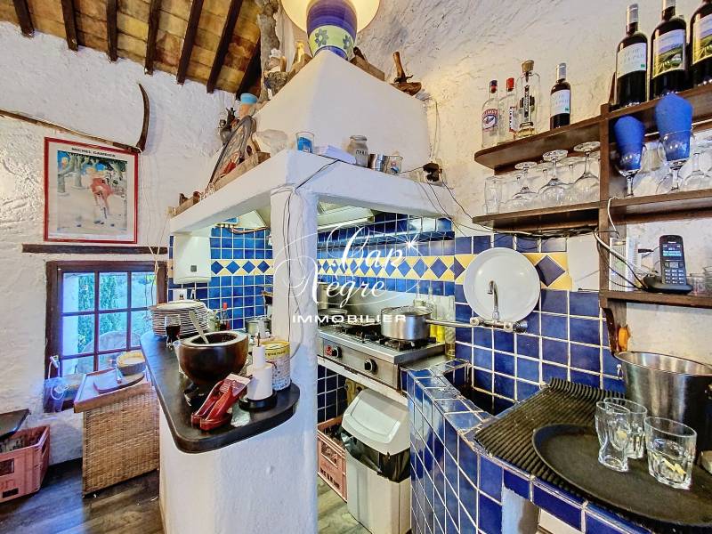 RESTAURANT À VENDRE AVEC TERRASSES AU COEUR DU VILLAGE DE RAMATUELLE