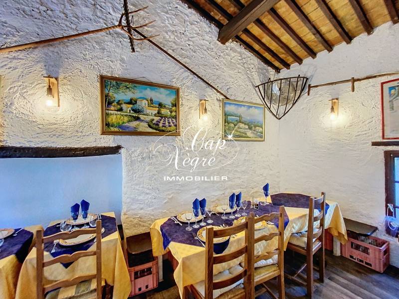 RESTAURANT À VENDRE AVEC TERRASSES AU COEUR DU VILLAGE DE RAMATUELLE
