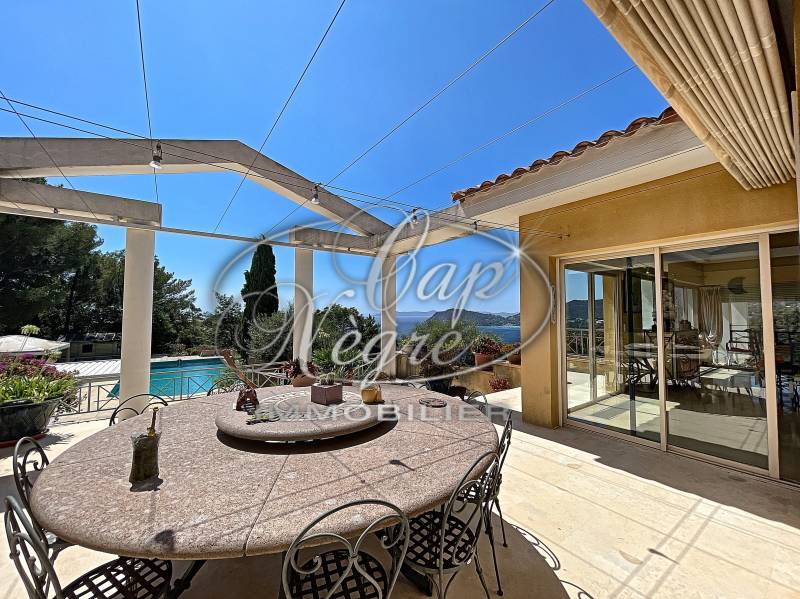 SOUS OFFRE - MAGNIFIQUE PROPRIETE VUE MER SUR 2 NIVEAUX - LE RAYOL CANADEL