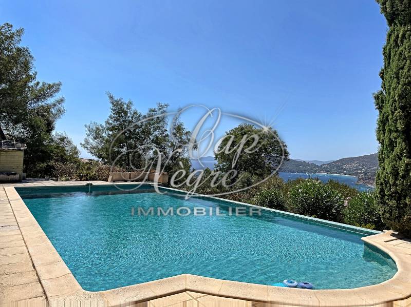 magnifique villa avec terrain paysagé et piscine vue mer au Rayol Canadel