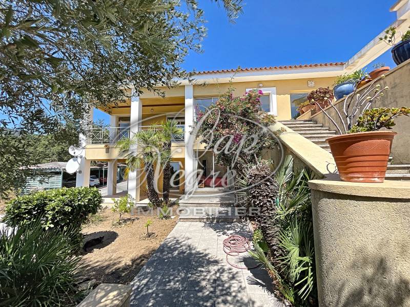 SOUS OFFRE - MAGNIFIQUE PROPRIETE VUE MER SUR 2 NIVEAUX - LE RAYOL CANADEL