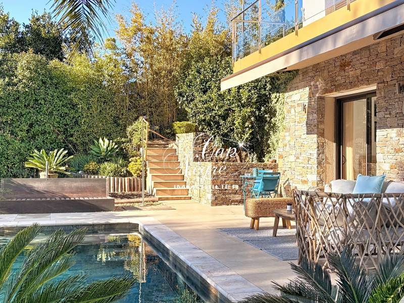 VILLA CONTEMPORAINE VUE MER AVEC PISCINE & PRESTATIONS HAUT DE GAMME À VENDRE À SAINTE MAXIME - GOLFE DE SAINT TROPEZ