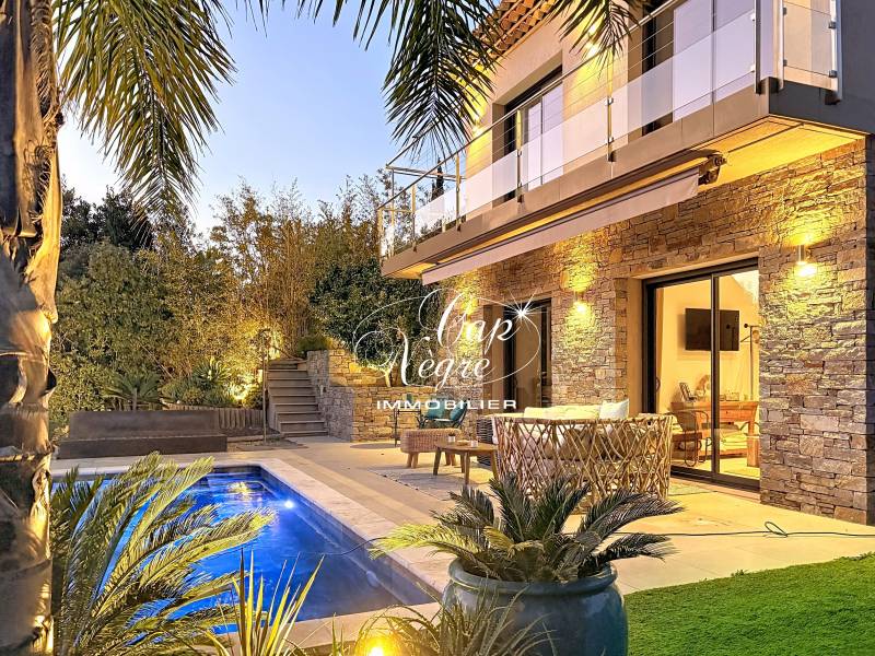 VILLA CONTEMPORAINE VUE MER AVEC PISCINE & PRESTATIONS HAUT DE GAMME À VENDRE À SAINTE MAXIME - GOLFE DE SAINT TROPEZ
