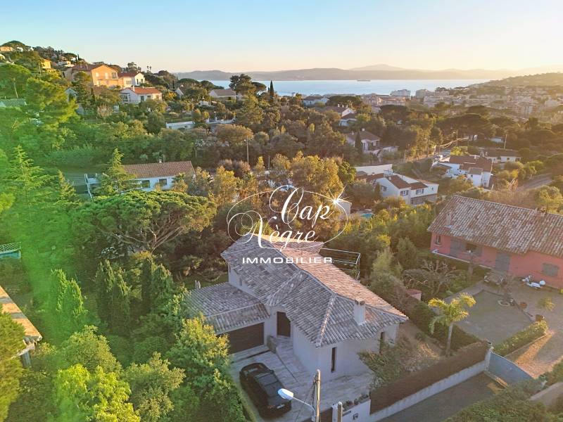 VILLA CONTEMPORAINE VUE MER AVEC PISCINE & PRESTATIONS HAUT DE GAMME À VENDRE À SAINTE MAXIME - GOLFE DE SAINT TROPEZ