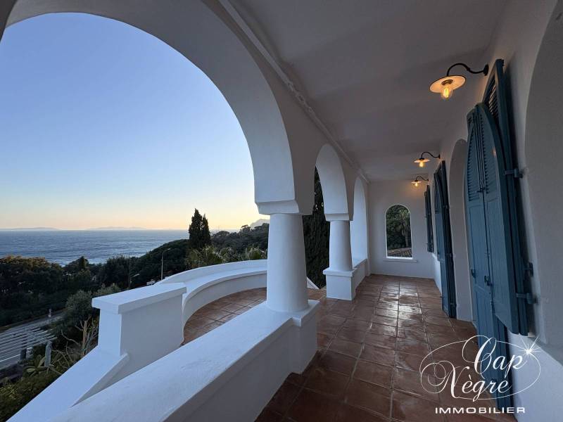 Rayol-Canadel : VILLA UNIQUE PAR SON CHARME ET SON EMPLACEMENT