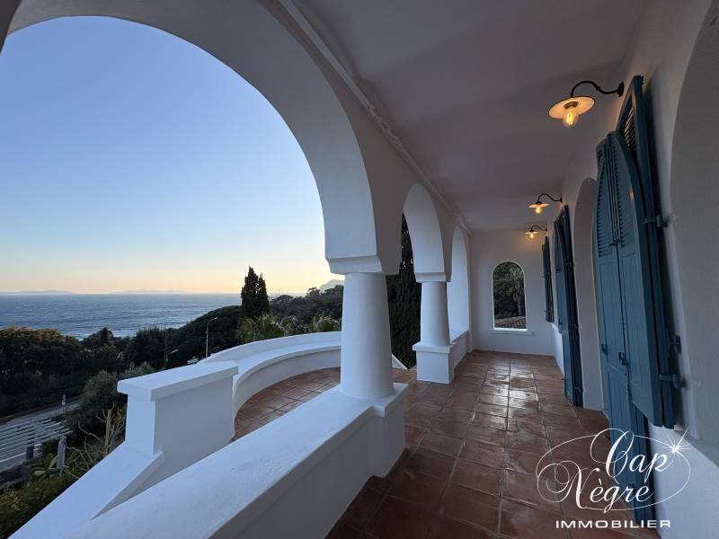 Rayol-Canadel : VILLA UNIQUE PAR SON CHARME ET SON EMPLACEMENT