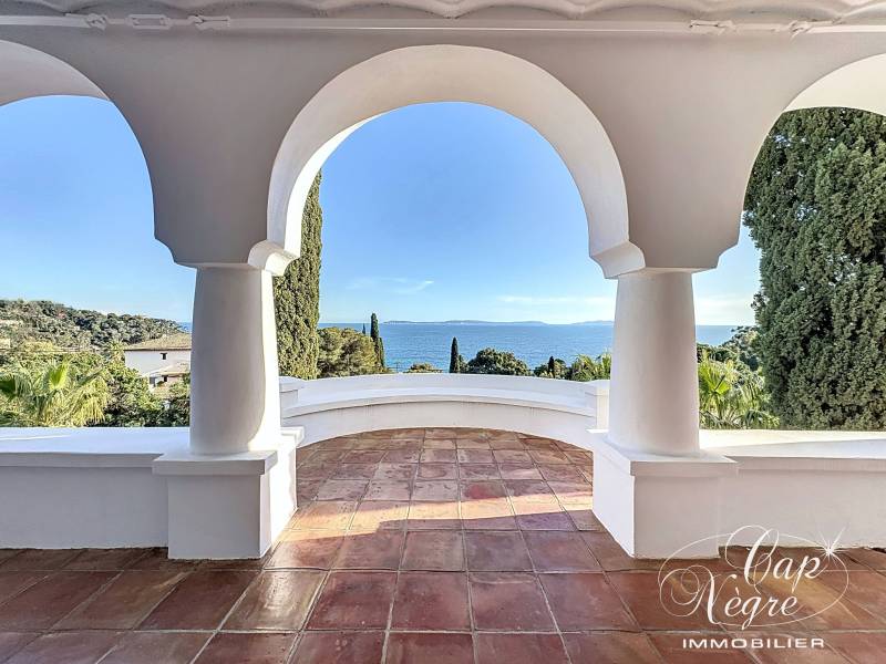 Rayol-Canadel : VILLA UNIQUE PAR SON CHARME ET SON EMPLACEMENT