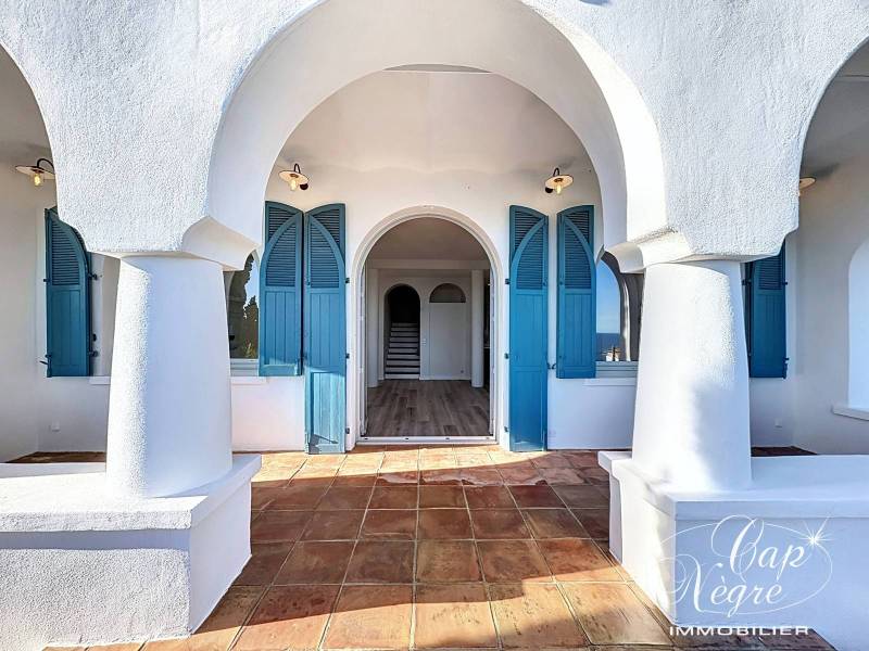 Rayol-Canadel : VILLA UNIQUE PAR SON CHARME ET SON EMPLACEMENT