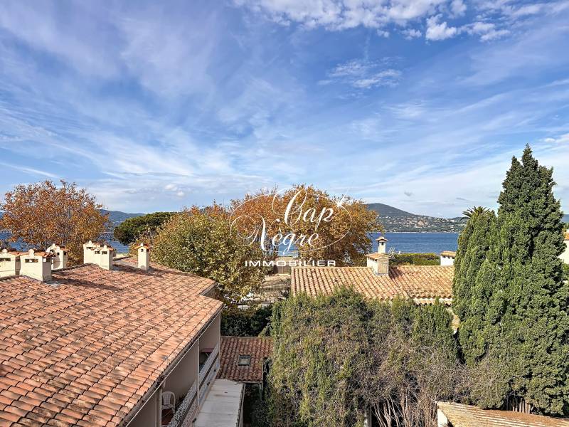 APPARTEMENT RÉNOVÉ VUE MER PROCHE PLAGE DERNIER ÉTAGE À VENDRE À SAINT TROPEZ