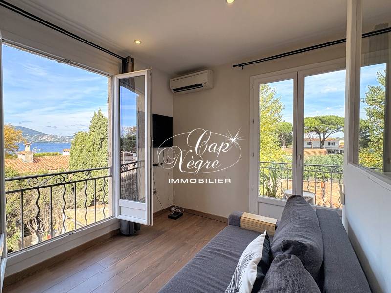 APPARTEMENT RÉNOVÉ VUE MER PROCHE PLAGE DERNIER ÉTAGE À VENDRE À SAINT TROPEZ