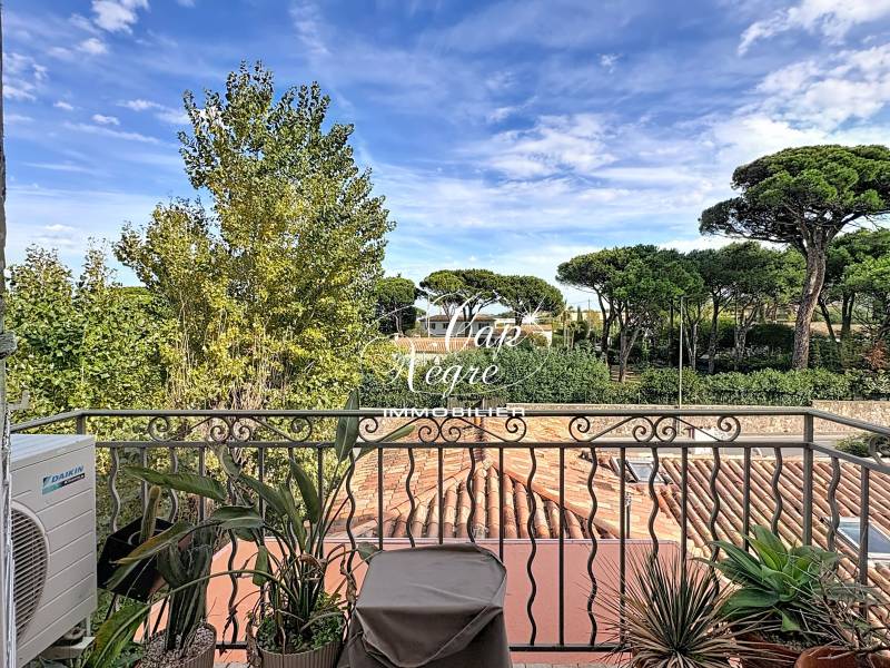 APPARTEMENT RÉNOVÉ VUE MER PROCHE PLAGE DERNIER ÉTAGE À VENDRE À SAINT TROPEZ