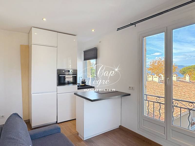 APPARTEMENT RÉNOVÉ VUE MER PROCHE PLAGE DERNIER ÉTAGE À VENDRE À SAINT TROPEZ