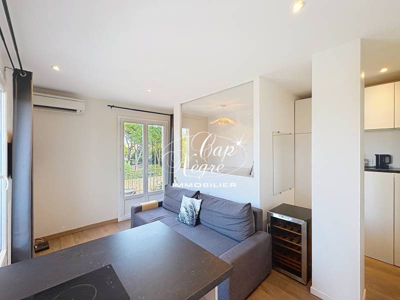 APPARTEMENT RÉNOVÉ VUE MER PROCHE PLAGE DERNIER ÉTAGE À VENDRE À SAINT TROPEZ