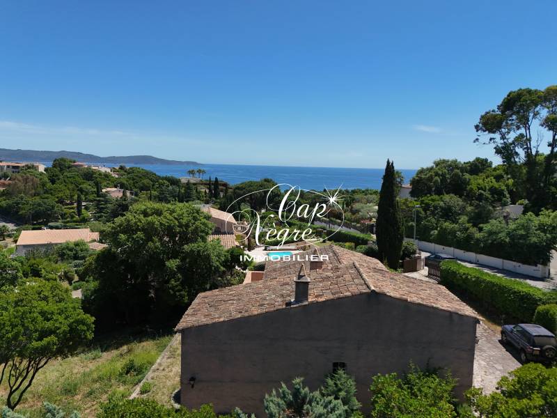 VILLA DE 159M² À RÉNOVER VUE DÉGAGÉE & VUE MER  AVEC TERRAIN DIVISIBLE À VENDRE À CAVALAIRE SUR MER