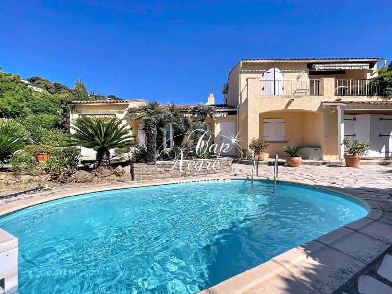 MAISON DE CHARME DANS UN DOMAINE PRISÉ À VENDRE À LA CROIX VALMER