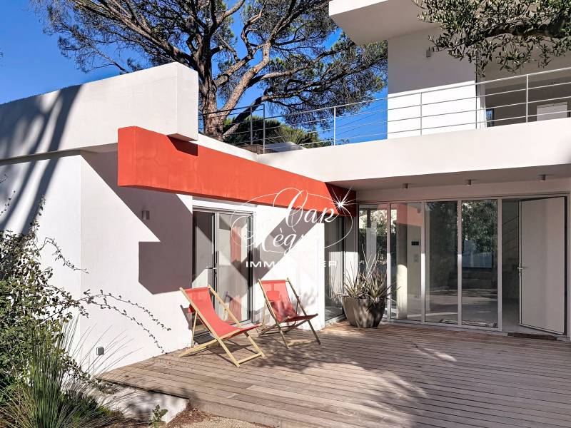 VILLA D'ARCHITECTE CONTEMPORAINE NEUVE VUE SUR LES COLLINES À VENDRE À SAINTE MAXIME - GOLFE DE SAINT TROPEZ