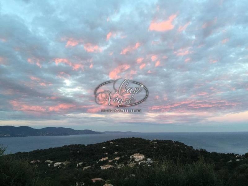 superbe prorpiété à vendre dans domaine privé et gardienné à Bormes les Mimosas vue panoramique